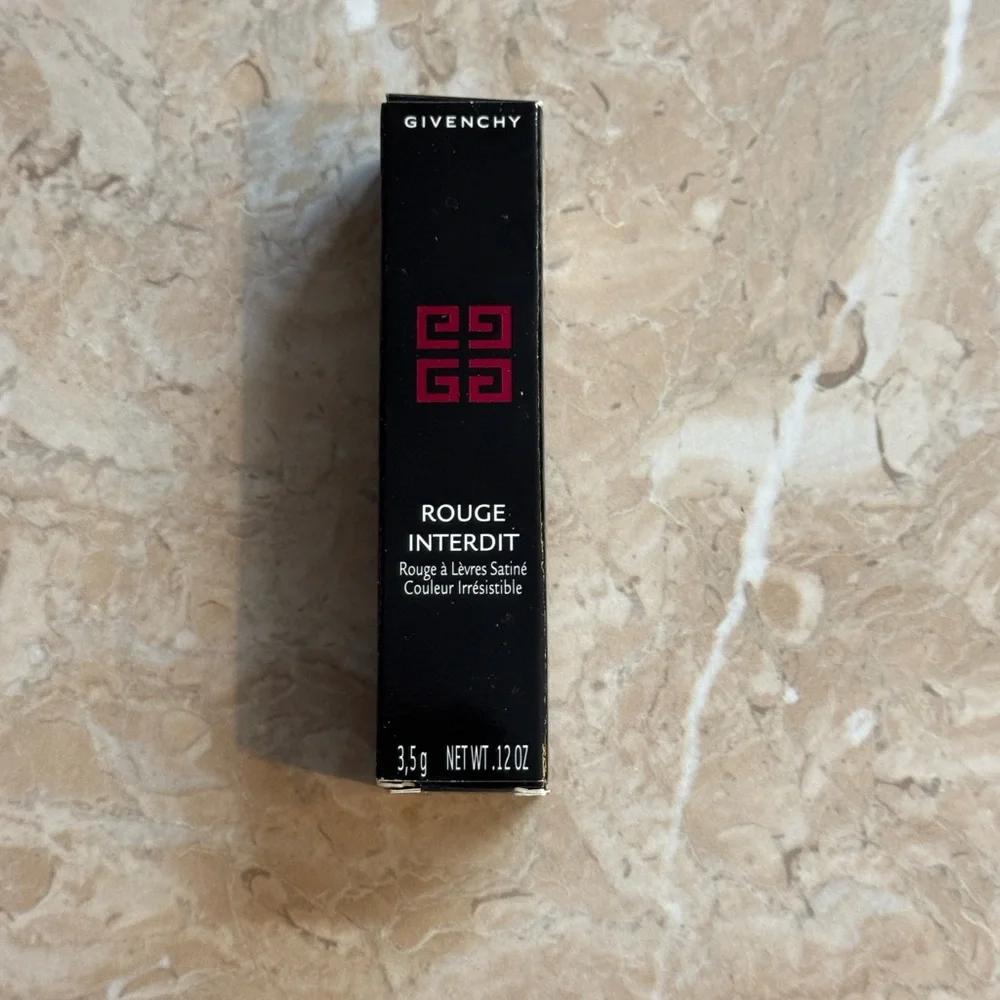 Givenchy rouge interdit